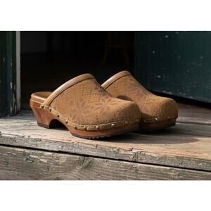 Frye Clara Campus Clog brown suede wooden sole and stud details size 5.5